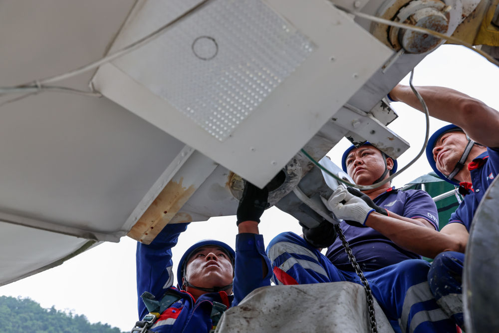  2026年5月7日，工作人员更换馈源舱的锚固接头。新华社记者欧东衢 摄