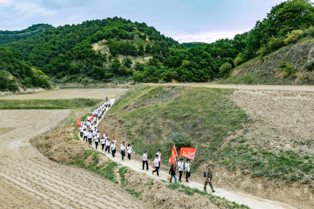 2026年5月，研学团队在位于延安甘泉县的长征历史步道（甘泉段）徒步。新华社发