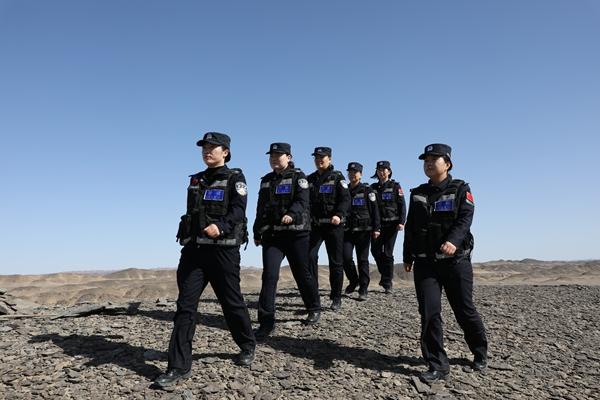 　　阿拉善右旗边境管理大队女子护边队队员在边境一线徒步巡边。牛鑫/摄