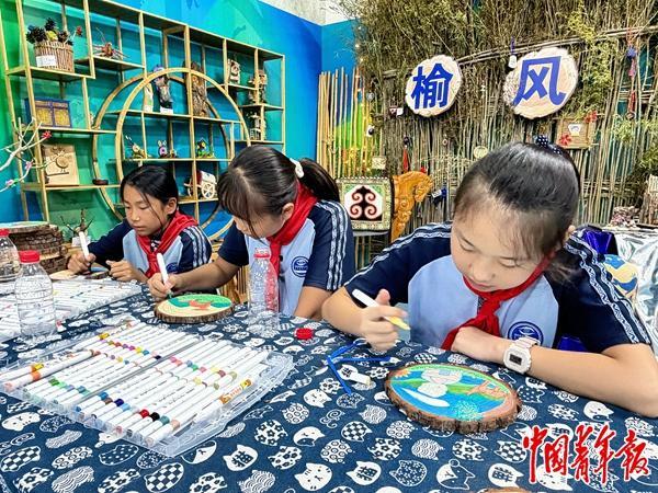 9月20日，“大地流彩”内蒙古自治区第二届和美乡村农牧民气排球邀请赛在鄂尔多斯市鄂托克前旗开赛，来自鄂托克前旗的中小学生在场馆内进行美育展演。中青报·中青网记者 石佳/摄