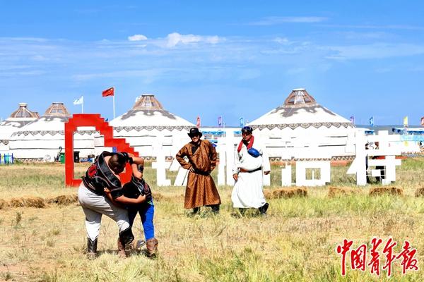 7月18日，内蒙古第36届旅游那达慕少儿搏克赛现场，两名小搏克手正在比拼。中青报·中青网记者 石佳/摄