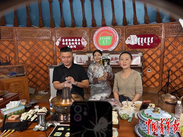 　　9月23日，牧民在锡林郭勒盟苏尼特右旗“红书包”新时代文明实践教育基地直播带货。中青报·中青网记者 胡志中/摄