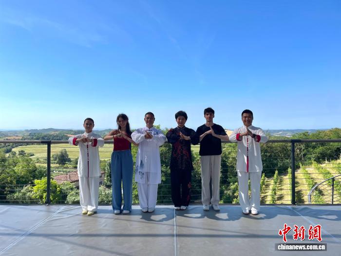 伊莱尼亚(左二)和太极拳大师代表团合影。(资料图，安娜·阿格列塔 摄)