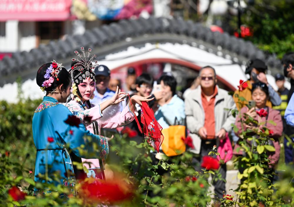 10月6日，演员在天津人民公园为游客表演评剧《花为媒》。