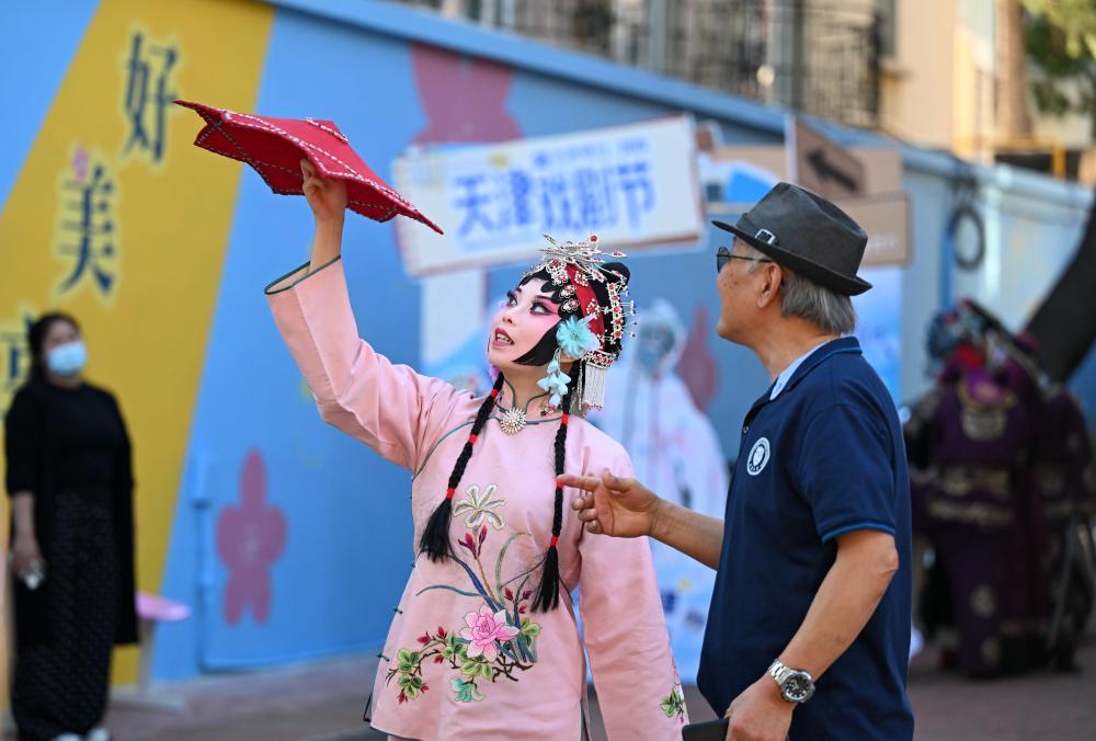 10月6日，在天津市和平区大理道一处洋楼，一名演员和游客互动。