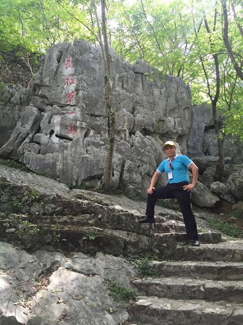 作者在“长征第一山”。作者供图