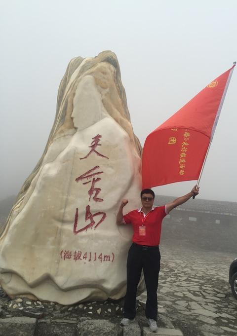 作者在当年红军长征翻越过的夹金山上。作者供图