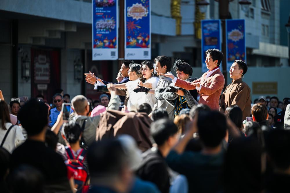 10月6日，演员在天津金街表演结束后向观众致意。