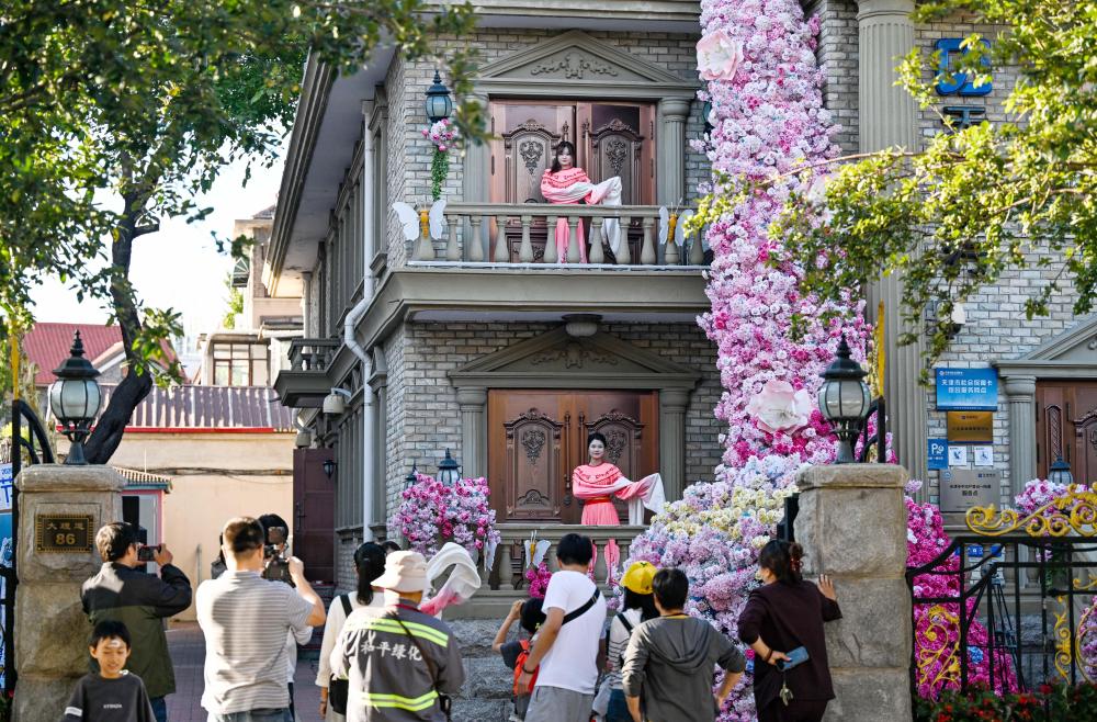 10月6日，在天津市和平区大理道一处洋楼，游客观看表演。
