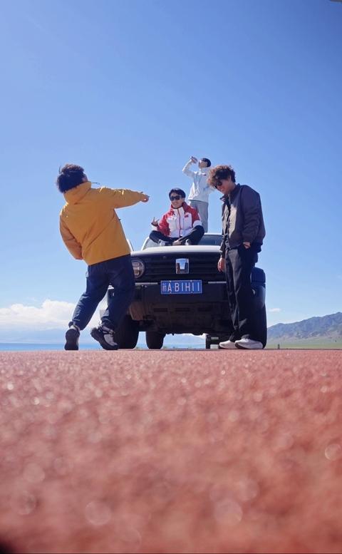 　　杨金桥与朋友旅行。受访者供图