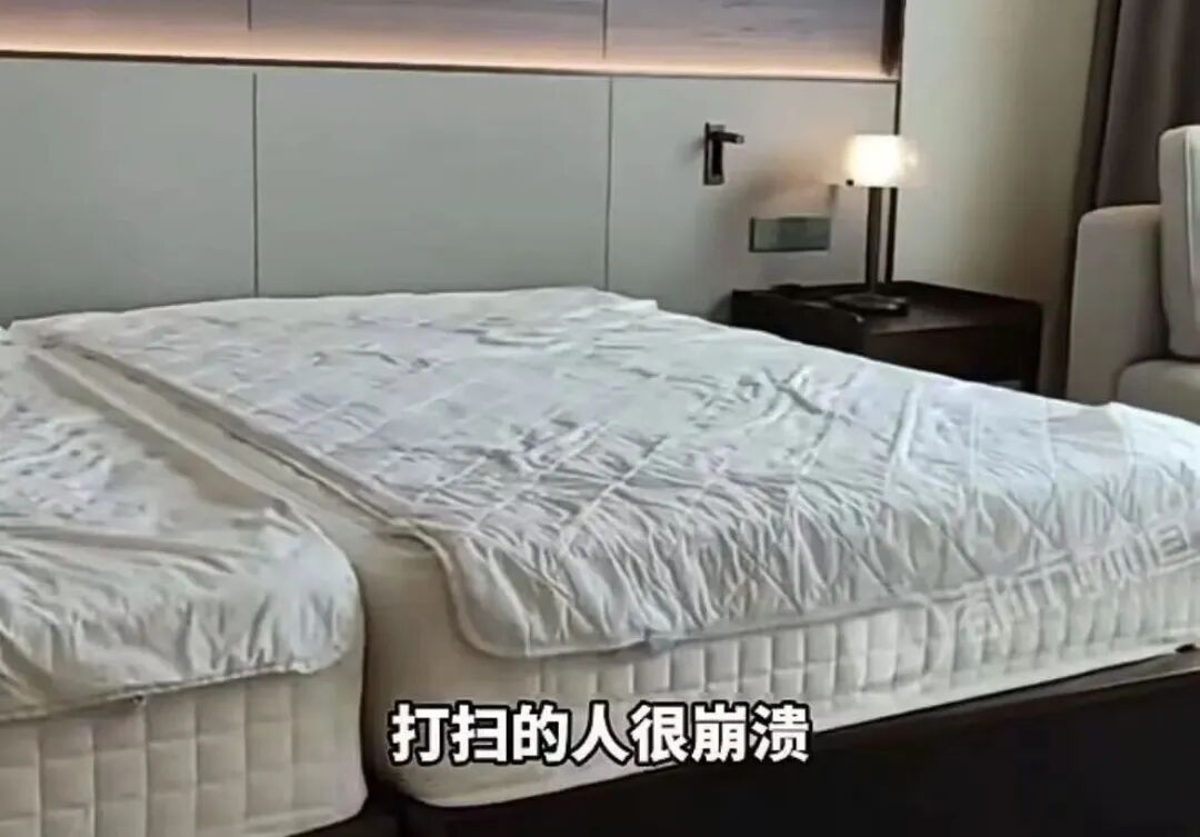 有酒店保洁员发帖吐槽称，很多客人入住后自行拼床。图/都市报道视频号