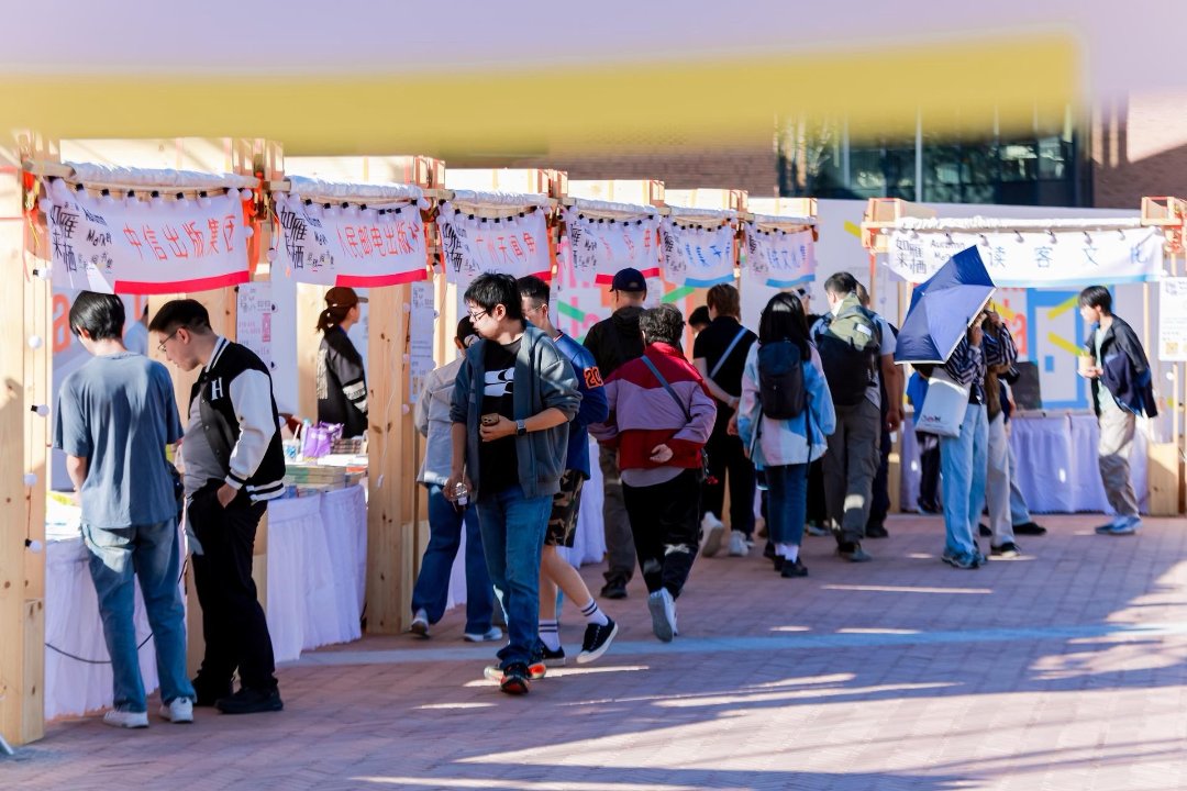 十一期间，北京市怀柔区举办图书市集，为游客打造沉浸式阅读文化盛宴。受访者供图