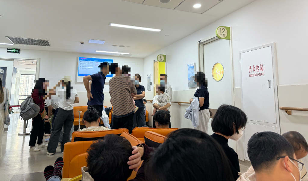 2026年10月8日下午，上海交大医学院附属新华医院，多名家长聚集“环境污染物中毒”门诊前，讨论“银鳕鱼导致汞中毒”。澎湃新闻记者 陈斯斯 摄