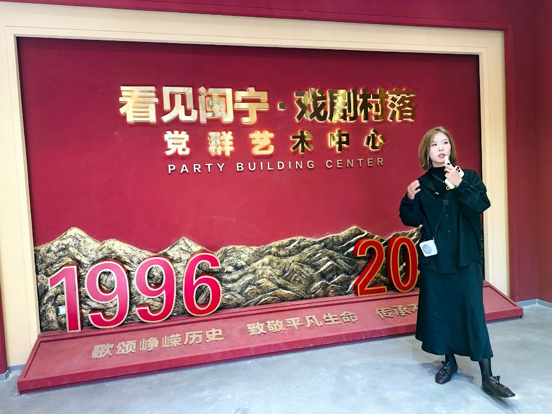 看见闽宁·戏剧村落品牌负责人冯欣欣介绍沉浸式戏剧表演剧目有关情况。中青报·中青网记者 焦敏龙/摄