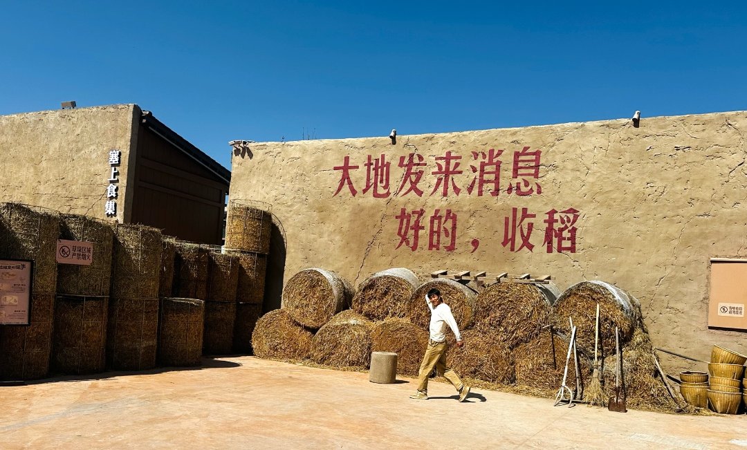 看见闽宁·戏剧村落演员正在表演。中青报·中青网记者 焦敏龙/摄