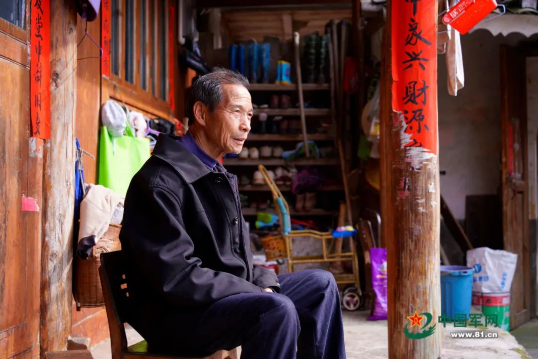 吴锡焰讲述当年红军在少寨的故事。何文博 摄