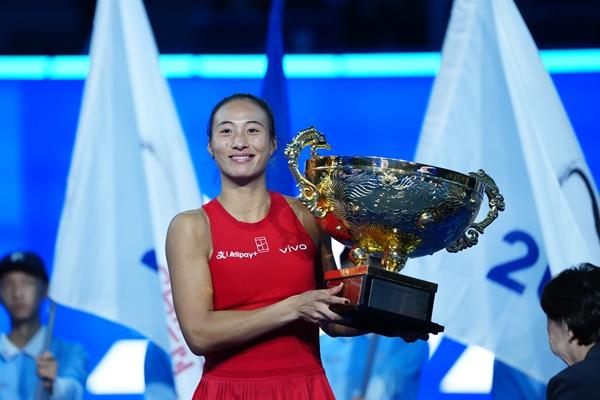 10月11日，北京，2026中国网球公开赛女单决赛，郑钦文获胜后捧起冠军奖杯。视觉中国供图