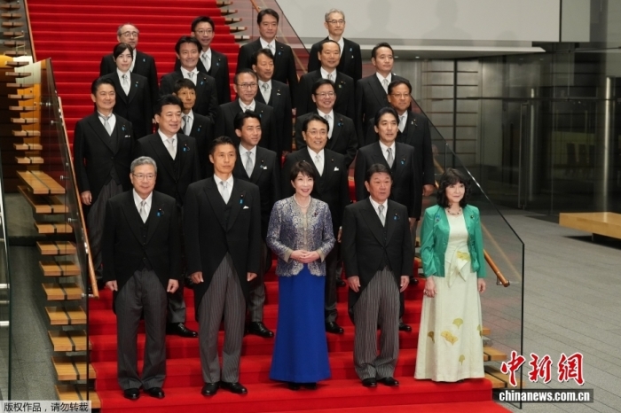 当地时间9月17日，日本首相高市早苗改组内阁，这是高市自2025年10月上台以来首次改组内阁。图为当地时间9月17日，日本首相高市早苗(第一排中)在东京的首相官邸率阁僚合影。