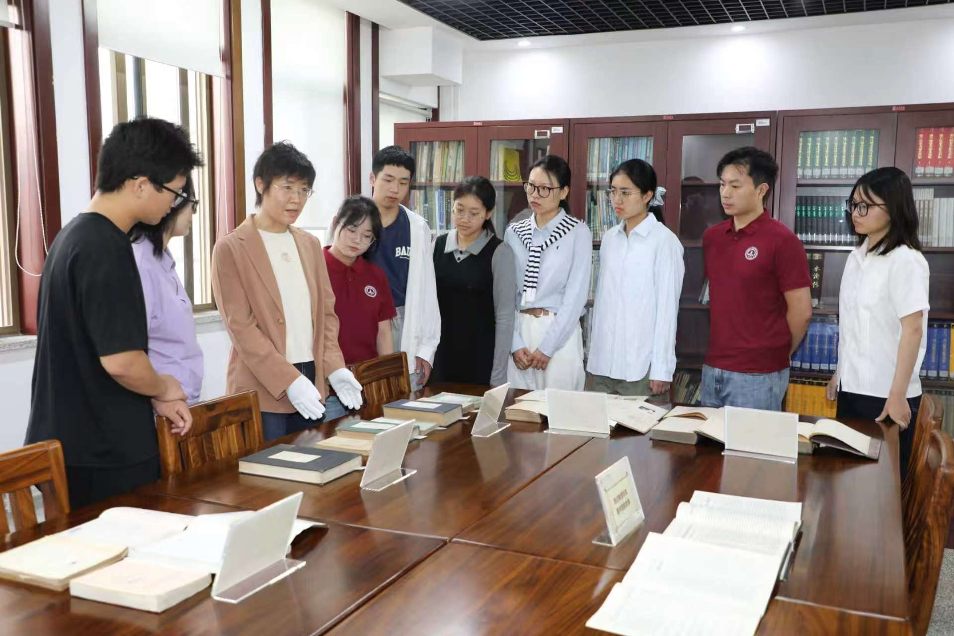 毛瑞江正在讲解西迁历史相关书籍