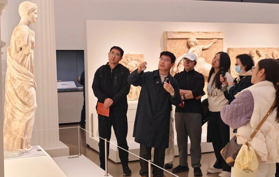 良渚博物院90后策展人林袁顺（左二）正在讲解 受访者供图