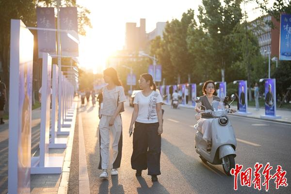 9月6日，安徽合肥，中国科学技术大学，活动开始前，学生们在校园里的活动宣传展板前驻足。中青报·中青网记者 李隽辉/摄