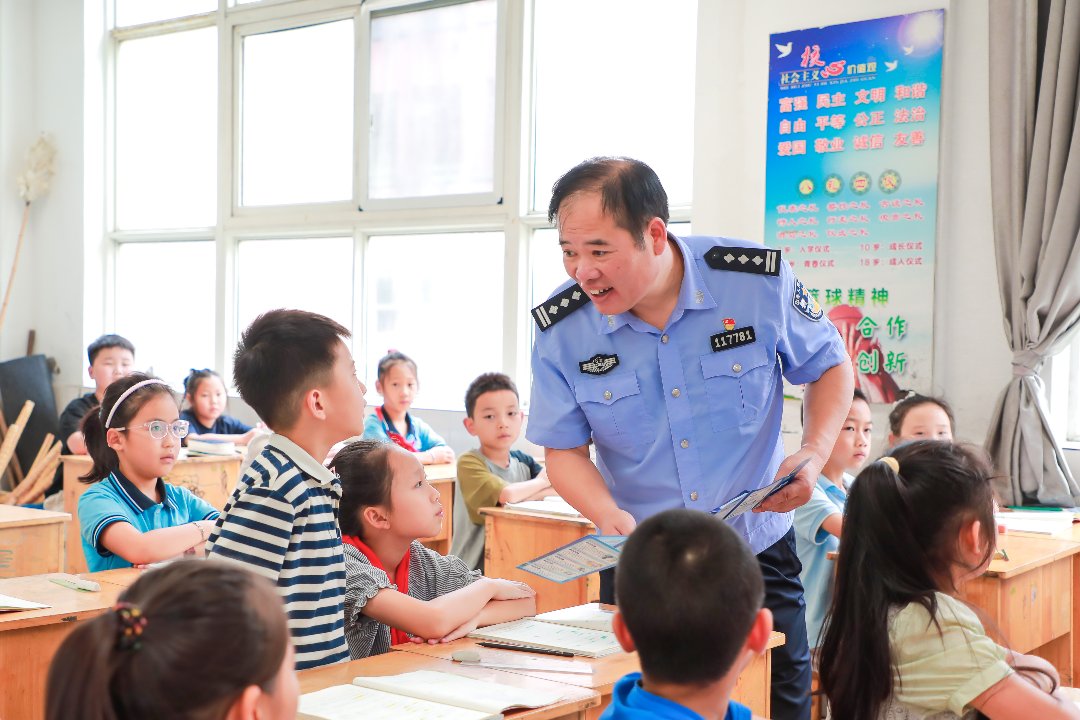 2026年9月，张叶宏以“开学第一课”点亮孩子们新学期的第一盏灯，让安全与法治的种子在童心深处生根发芽。受访者供图