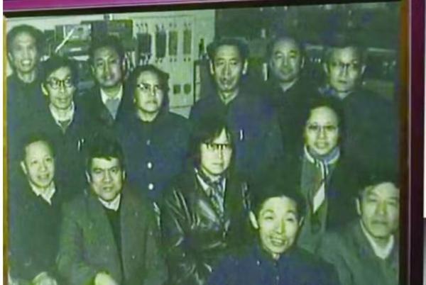 1987年2月20日凌晨，制备出起始转变温度92.8k的钇钡铜氧超导样品后，13位研究者的合影。前排右一为赵忠贤、右二为陈立泉、二排右二为黄玉珍。中国科学院物理研究所供图