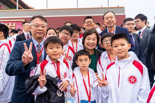 9月20日，蔡若莲与在天安门观看升旗仪式的香港青少年合影。香港特区政府教育局供图