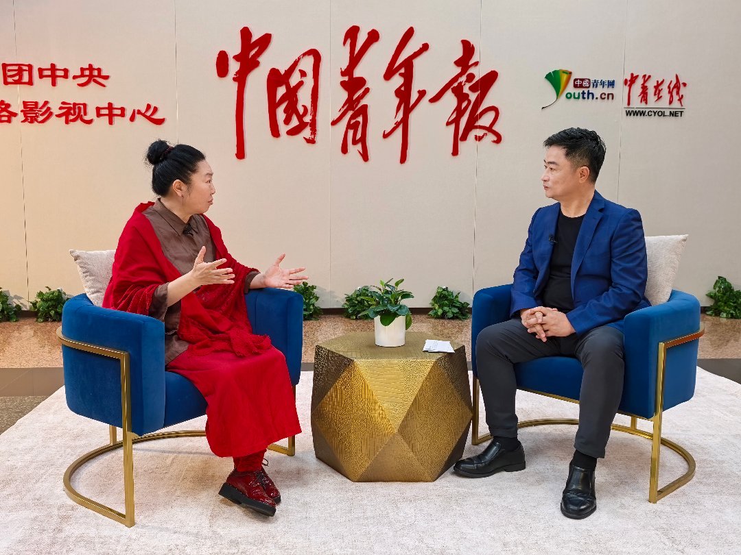 中国青年报社《戏里戏外》栏目拍摄现场，中国国家话剧院院长田沁鑫接受采访。中青报·中青网记者 陈剑/摄