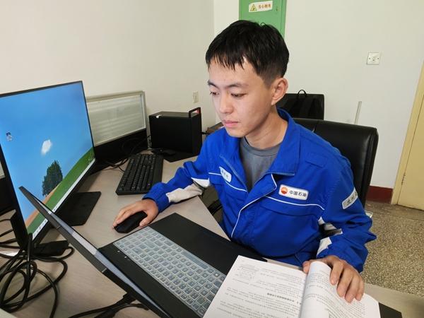 杨昕升在工作中。受访者供图