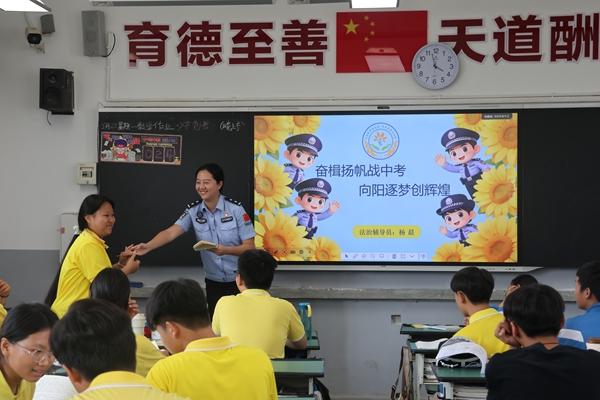 民警开展微心愿回应活动，图为团结边境派出所民警杨晨。受访者供图