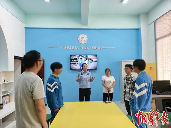 　　2026年6月11日下午，民警杨晨在“向日葵”普法驿站协调处理学生间的矛盾。中青报·中青网记者 胡宁/摄