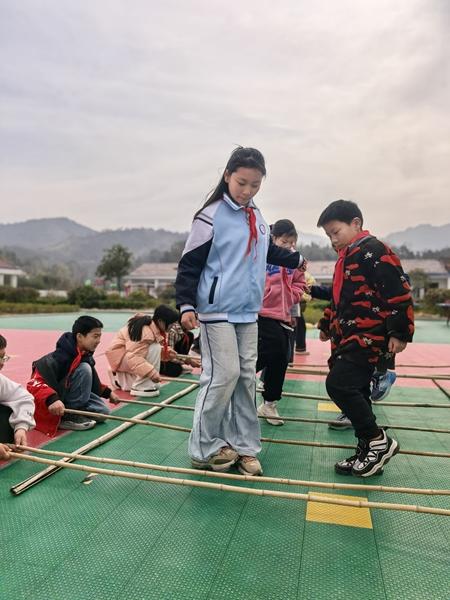 湖北省黄冈市英山县实验小学坡儿垴校区柳林河小学的学生们在课间跳竹竿舞。受访者供图