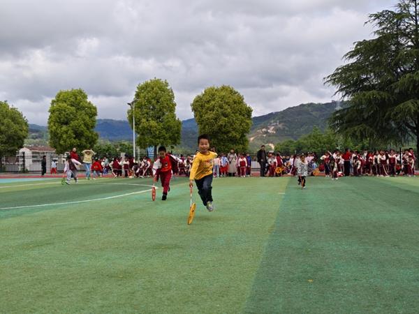 　　湖北省黄冈市英山县城西小学孔坊校区，学生们在大课间滚铁环、玩耍。受访者供图