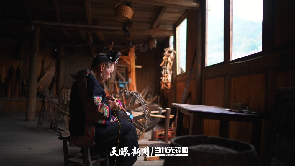 李文芳和她的纺织机。高航 摄