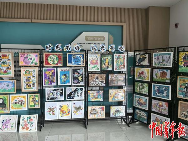 　　湖北省黄冈市蕲春县第六实验小学，学生们的画作展示区。中青报·中青网记者 雷宇/摄