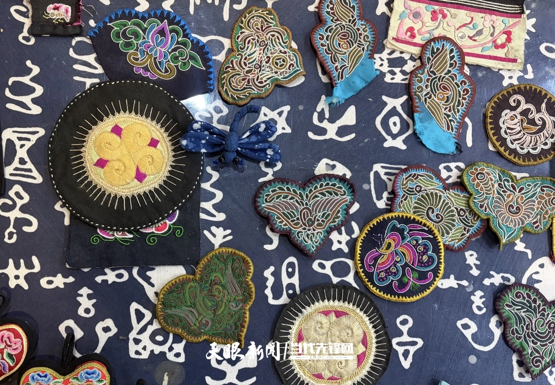 阿幼民族文化博物馆内，李文芳和绣娘们缝制了各式各样的手工艺品。