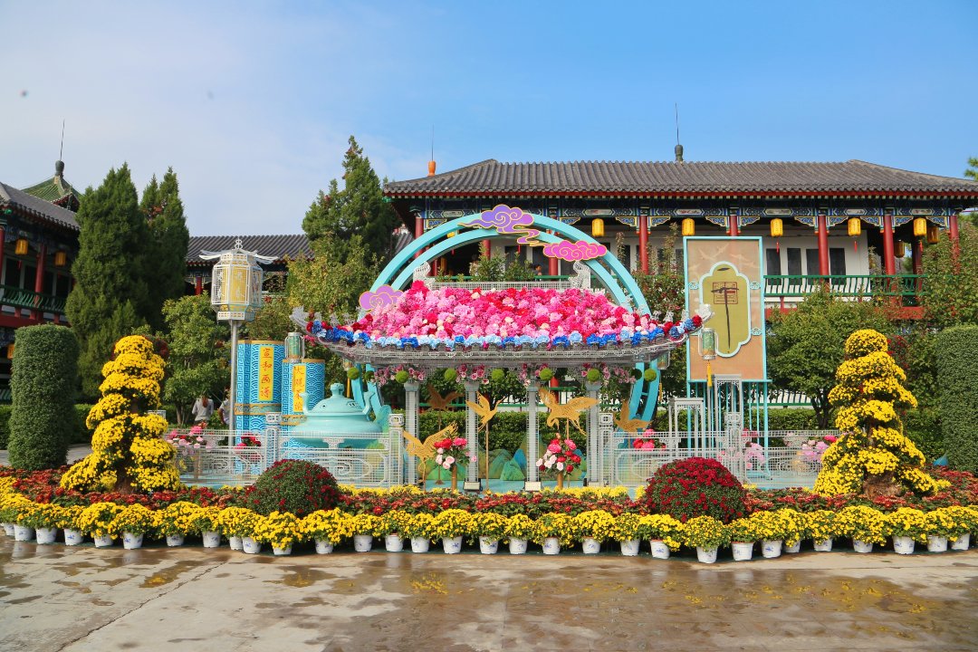 10月18日，2026“翰园情”国际花艺盛典暨第十五届翰园情菊花插花雅集在河南省开封市开幕。主办方供图