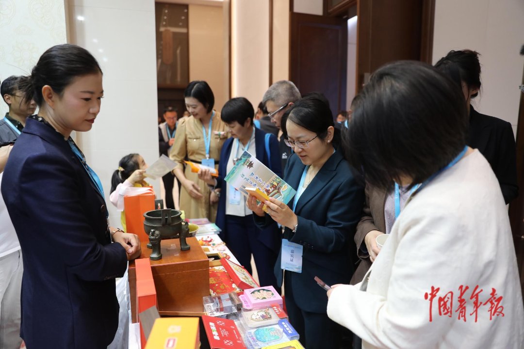 10月18日，湖北十堰，第十三届中国旅游产业发展年会现场， 与会嘉宾在了解来自全国各地的旅游文创产品。中青报·中青网记者 孔斯琪/摄