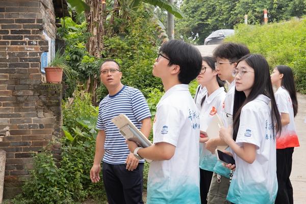 华南师范大学学生在广东省肇庆市进行社会实践。受访者供图