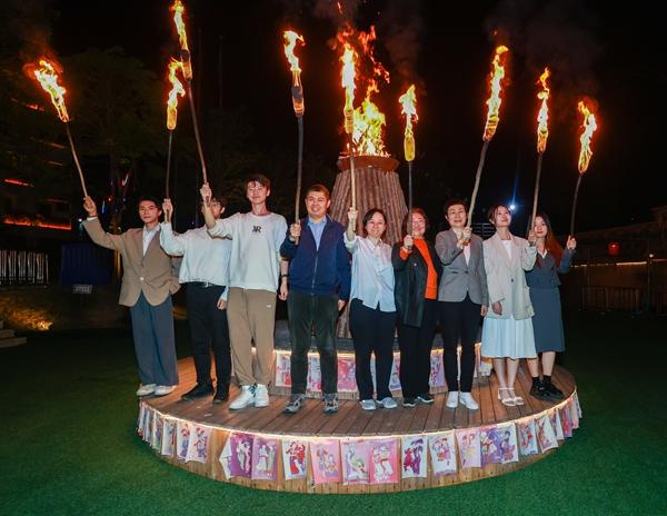 第三届港澳台侨青年大学生中国国情调研大赛中，港澳台侨学生一同点燃象征着民族团结的篝火。受访者供图