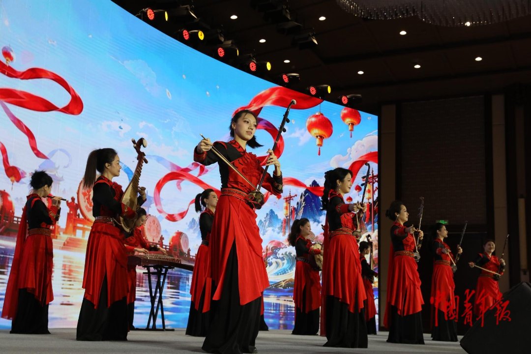 10月18日，湖北十堰，第十三届中国旅游产业发展年会现场，湖北特色节目表演《凤舞楚天》。中青报·中青网记者 孔斯琪/摄