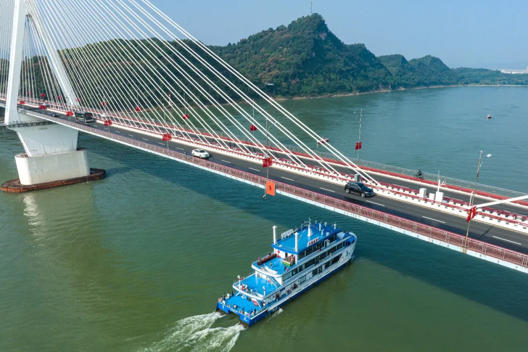 我国首艘氢燃料电池动力示范船“三峡氢舟1”号行驶在长江湖北宜昌水域（无人机照片）。图/新华社记者 肖艺九 摄