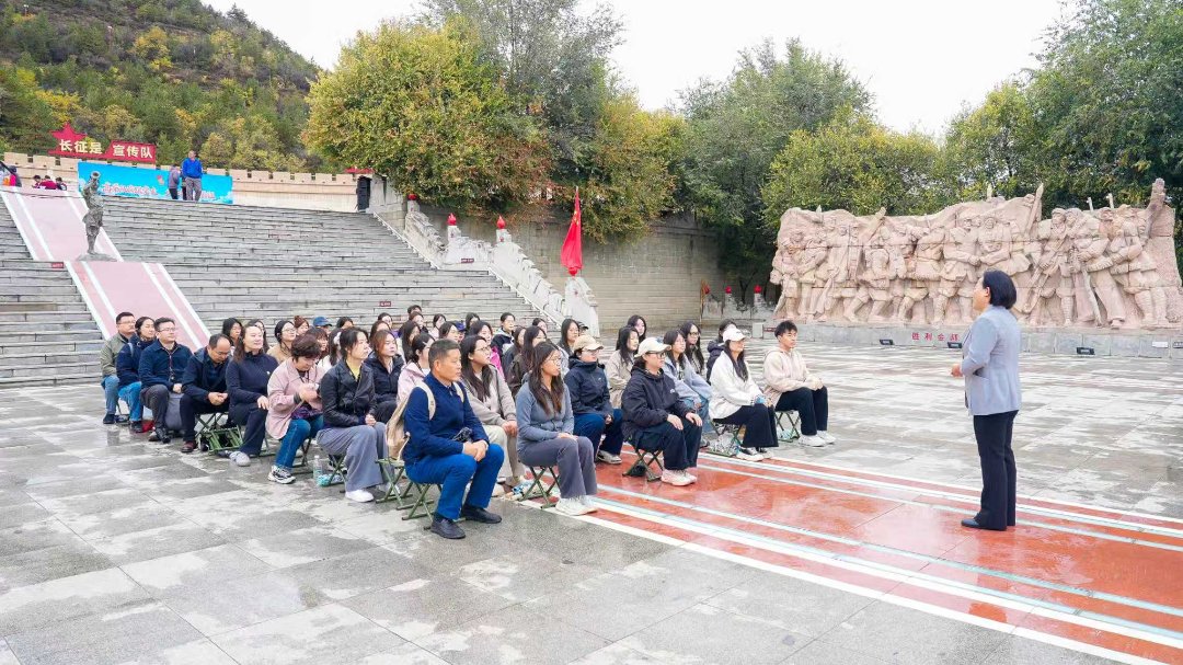 胜利山下的现场思政课。西安石油大学/供图