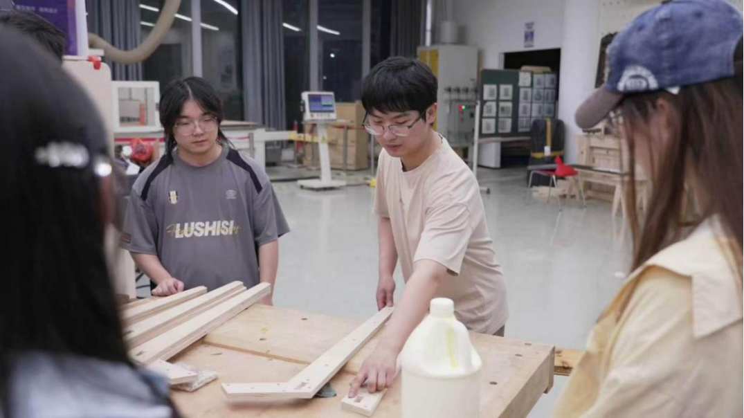 桂存旺与同学一道研究设计方案 图片由安徽信息工程学院提供
