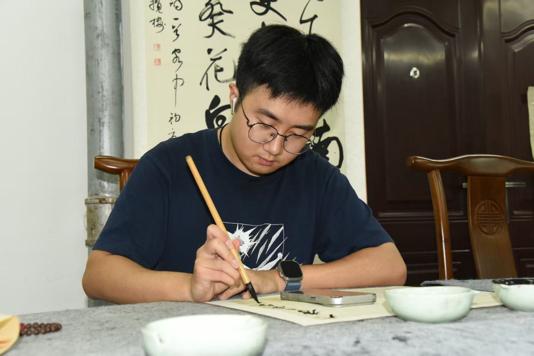 程哲在练习书法。纪华龙/摄。
