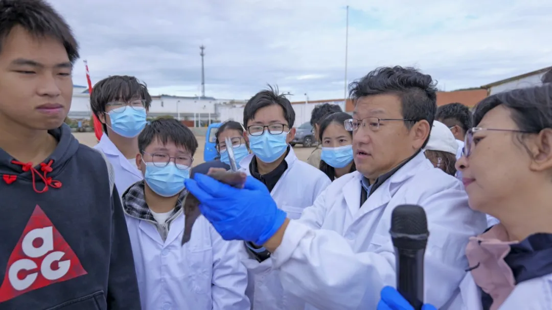 主讲教师刘立明向2026级水产养殖学本科新生讲解物种特性。（烟台大学供图）