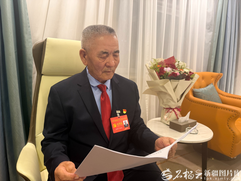 10月20日晚，党代表吾哈斯·苏来曼在房间里仔细学习报告。石榴云 / 新疆日报记者 热依达 摄