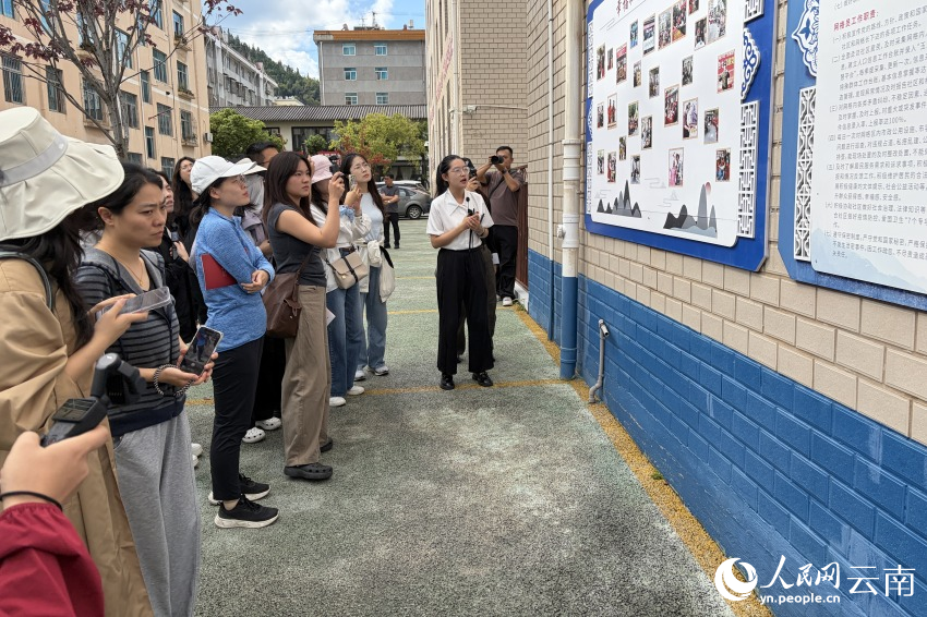 “铸牢共同体 中华一家亲”主题宣传活动走进峨山练江社区。人民网 薛丹摄