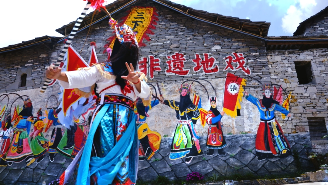 在安顺市西秀区七眼桥镇章庄村吴家屯，地戏传承人徐玉辉正在排练。
